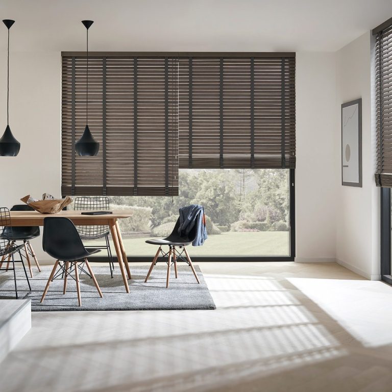 kadeco.de zu sehen sind dunkelbraune Holz - Jalousien von dem Hersteller Kadeco