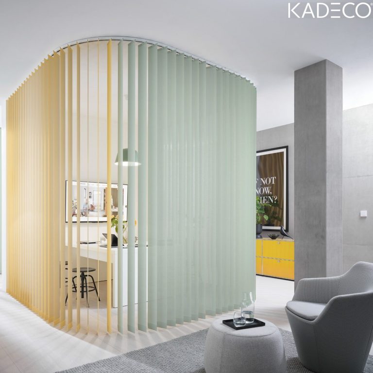 kadeco.de zu sehen sind Lamellenvorhänge mit einer rund geformten Führungsschiene von dem Hersteller Kadeco