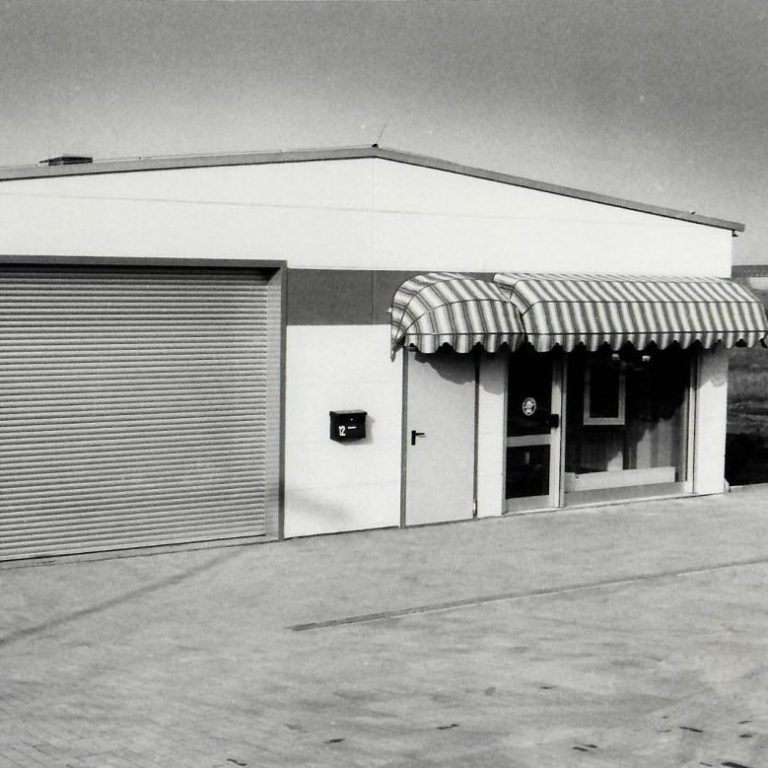 Firmengebäude Frieberg 1984 neues Firmengebäude von 1984. Am Ladeneingang sind Korbmarkisen montiert.