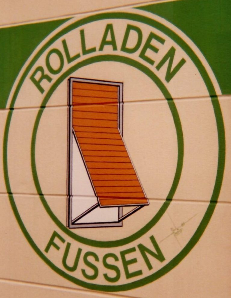 Logo in Farbe Rolladen - Logo der Firma Fussen mit ausgestellten Holzrolladen in Farbe