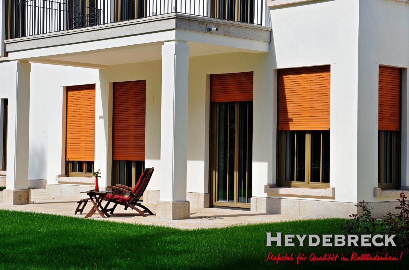 heydebreck.com Haus mit mehreren Holzrolladen vom Hersteller Heydebreck